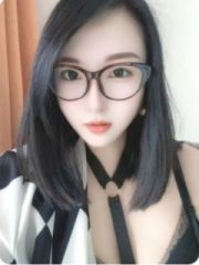 身材白净小美女